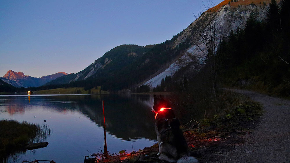 Wieczorny nastrój w górskim jeziorze z lekkim kołnierzem LED LEUCHTIE